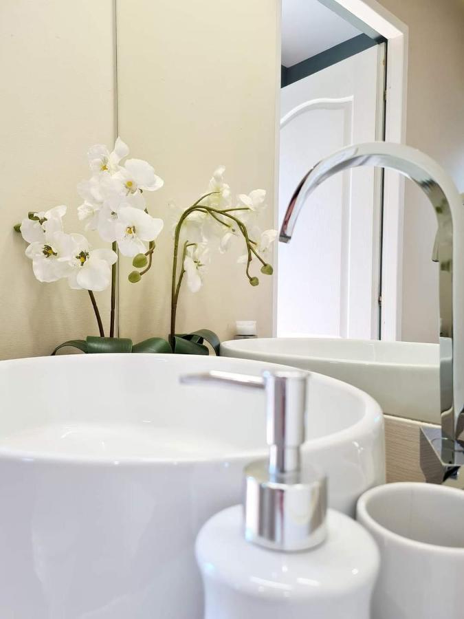 Laci Lak Modern Apartment Oradea Eksteriør bilde